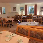 Demmel, Otel