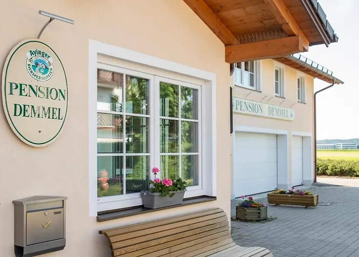 Demmel, Hotel